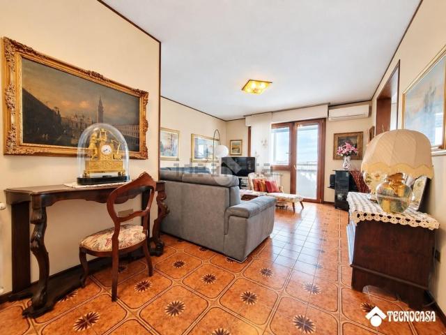 Appartamento in vendita di 145 m² in Via Fratelli Cervi, 8