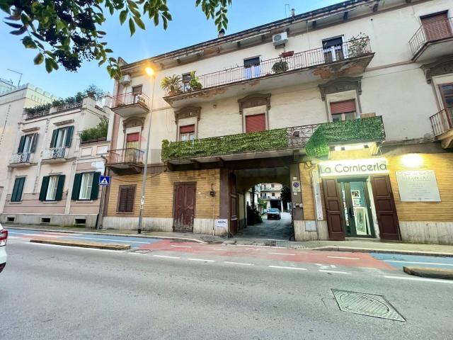 Appartamento in vendita di 145 m² in Via Fulvio Renella, 112