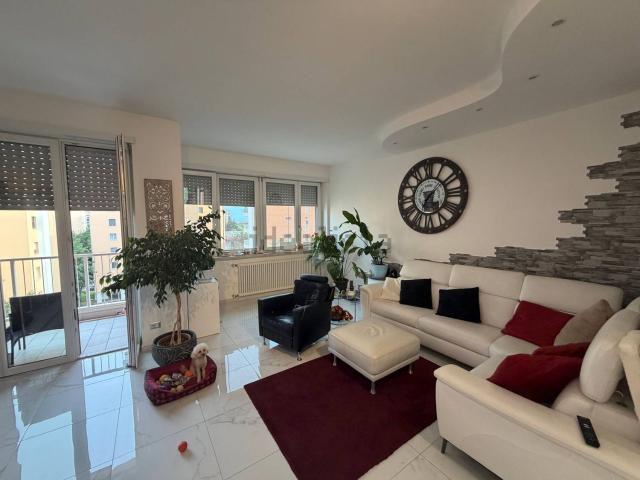 Appartamento in vendita di 145 m² in Via Sporting Mirasole, 48