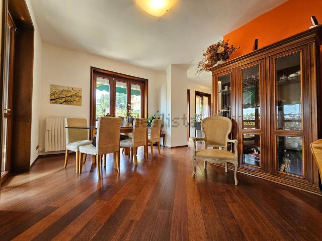 Appartamento in vendita di 145 m² in Via per Como, 33