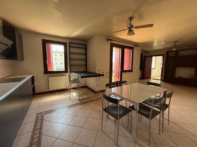 Appartamento in vendita di 146 m² in Via IV Novembre