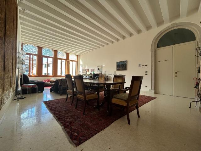 Appartamento in vendita di 146 m² in Calle del Traghetto