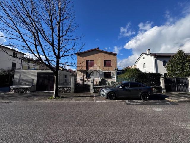 Appartamento in vendita di 147 m² in Via A. Rossi, 14