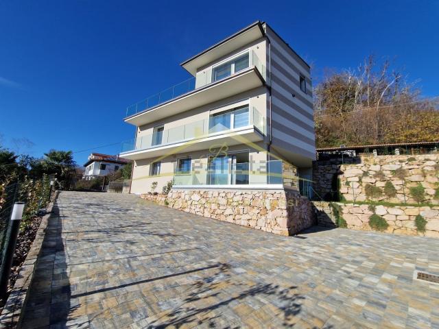 Appartamento in vendita di 149 m² in Via Colle dei Fiori, 8