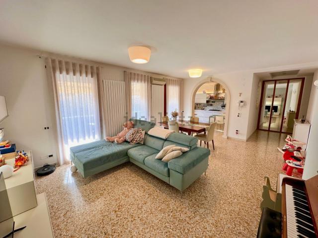 Appartamento in vendita di 149 m² in Via Brigata Orobica, 11