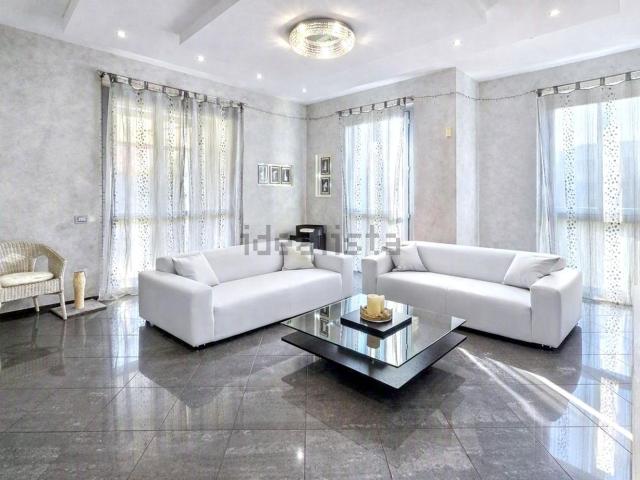 Appartamento in vendita di 149 m² in Via Flavio Gioia, 25