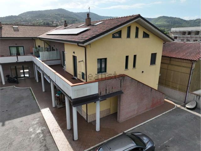 Appartamento in vendita di 149 m² in Via Quattroponti