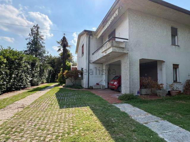 Appartamento in vendita di 149 m² in Strada Regionale 11 Padana Superiore