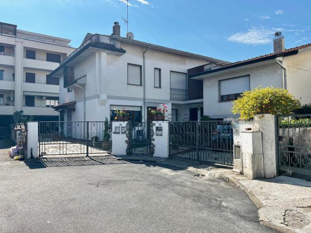 Appartamento in vendita di 150 m² in Via dei Cedri, 12