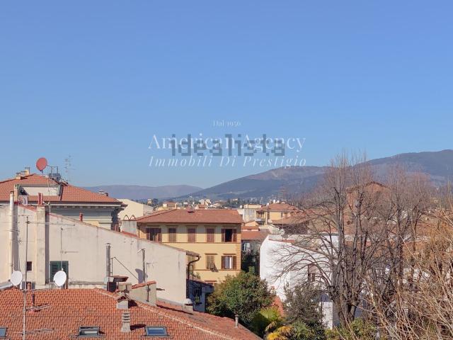Appartamento in vendita di 150 m² in Via dei della Robbia