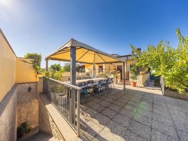 Appartamento in vendita di 150 m² in Via di Valle Pozzo, 1