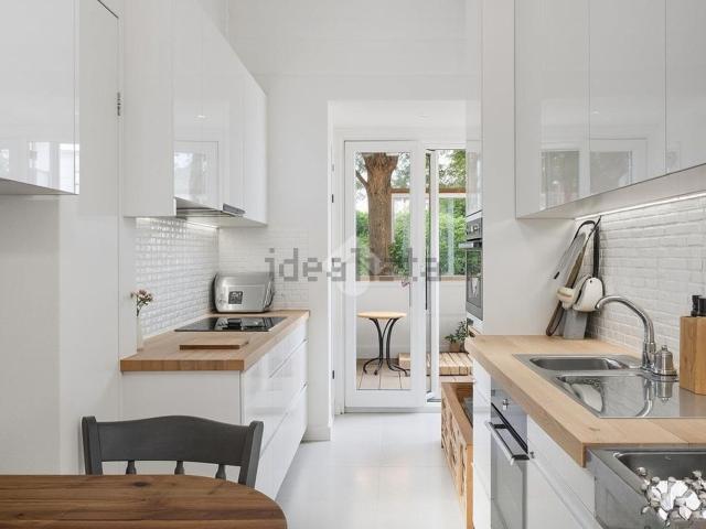 Appartamento in vendita di 150 m² in Via Festo Avieno, 87