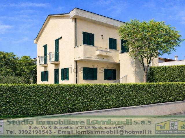 Appartamento in vendita di 150 m² in Via Lario