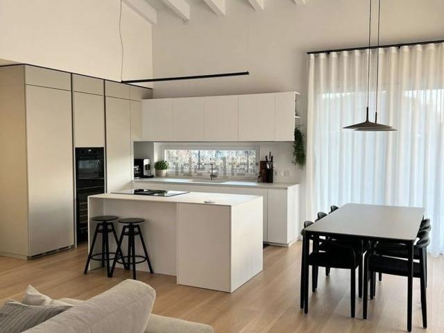 Appartamento in vendita di 150 m² in Via Mons. Girolamo Bortignon