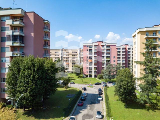 Appartamento in vendita di 150 m² in Via Sporting Mirasole, 20