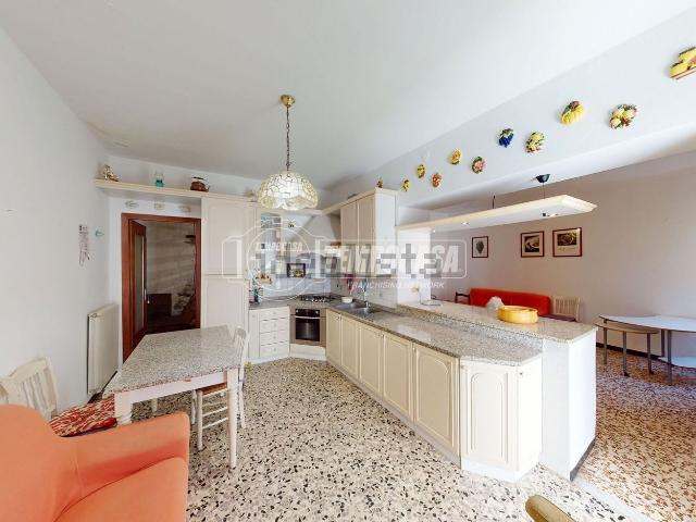 Appartamento in vendita di 150 m² in Frazione Castelli, 85