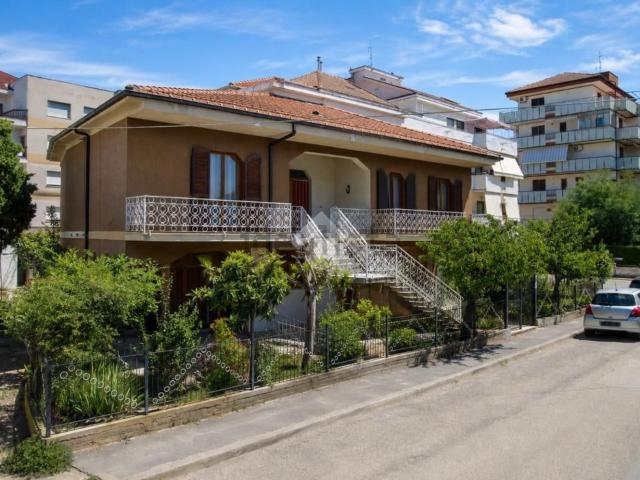 Appartamento in vendita di 151 m² in Via Sulmona, 67