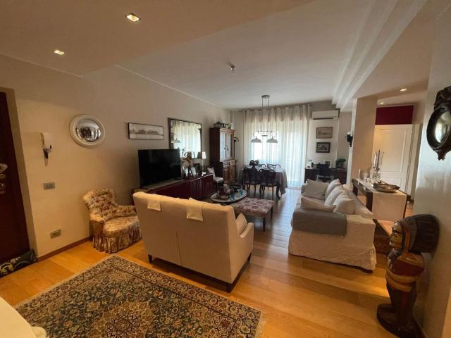 Appartamento in vendita di 152 m² in Via Raffaello Sanzio