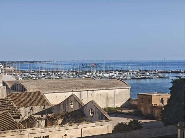 Appartamento in vendita di 153 m² in Via Francesco Crispi