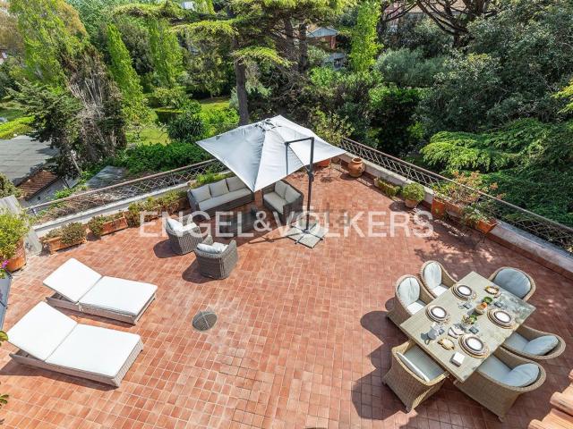 Appartamento in vendita di 153 m² in Via Teatro Romano
