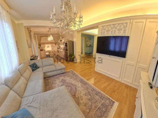 Appartamento in vendita di 156 m² in Via Ottorino Davoli