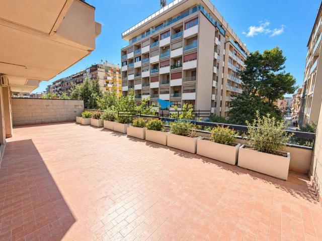 Appartamento in vendita di 156 m² in Piazza della Rinascita, 79