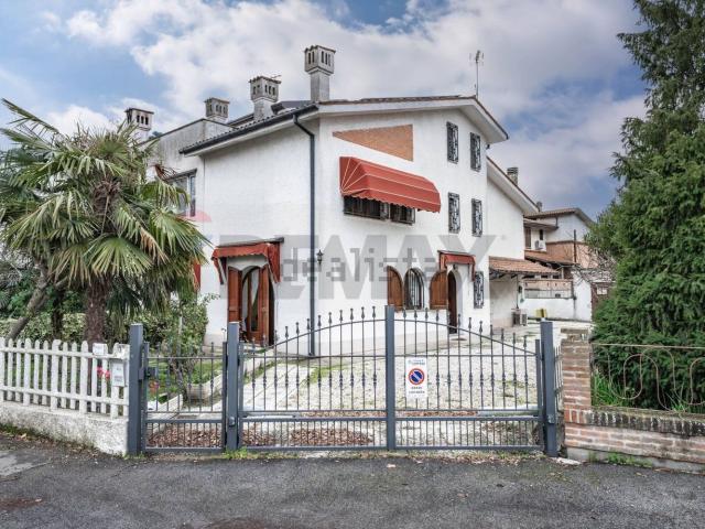 Appartamento in vendita di 157 m² in Viale I. Ricci, 1