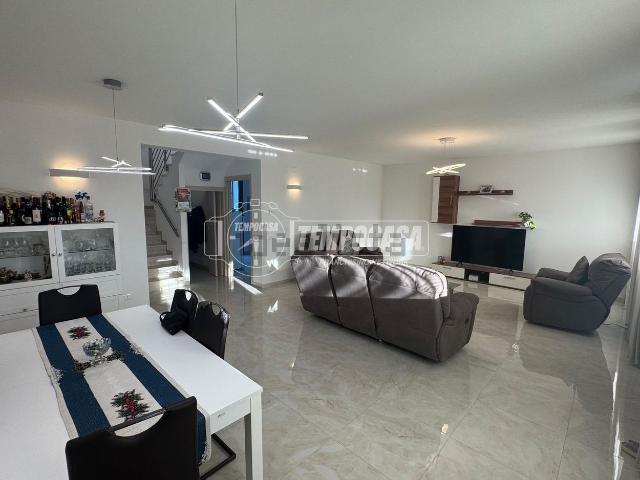 Appartamento in vendita di 158 m² in Via Giovanni Pozzato, 78