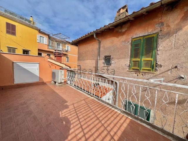Appartamento in vendita di 160 m² in Via Card. L. Frezza, 1