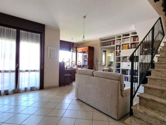 Appartamento in vendita di 160 m² in Via Serge Reggiani