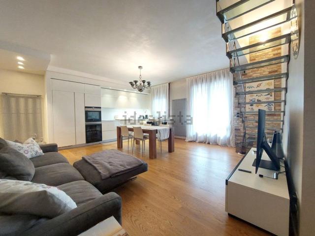 Appartamento in vendita di 160 m² in Via Pomi, 11