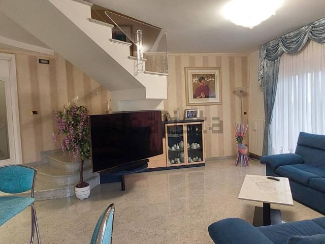 Appartamento in vendita di 160 m² in Via Piane di Morro