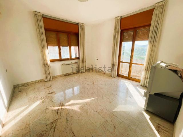 Appartamento in vendita di 160 m² in Via Quadroni