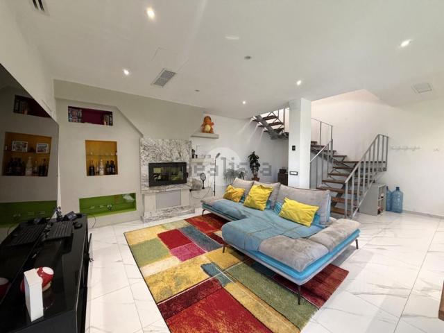 Appartamento in vendita di 160 m² in Viale del Pesco, 23