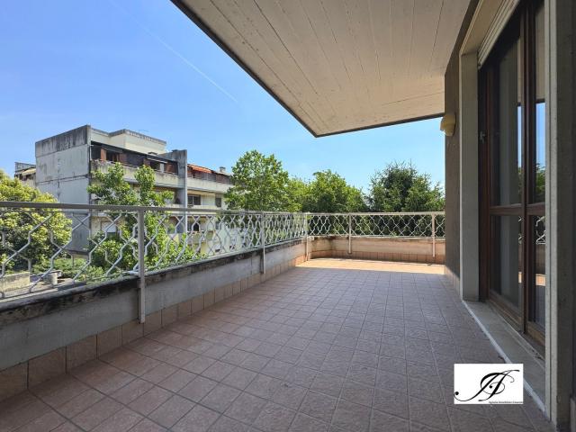 Appartamento in vendita di 161 m² in Via degli Alpini, 3