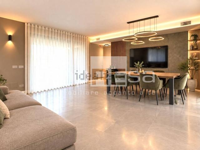 Appartamento in vendita di 161 m² in Via Silvio Pellico