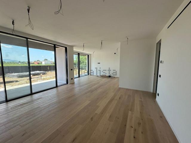 Appartamento in vendita di 163 m² in Via U. Foscolo, 1