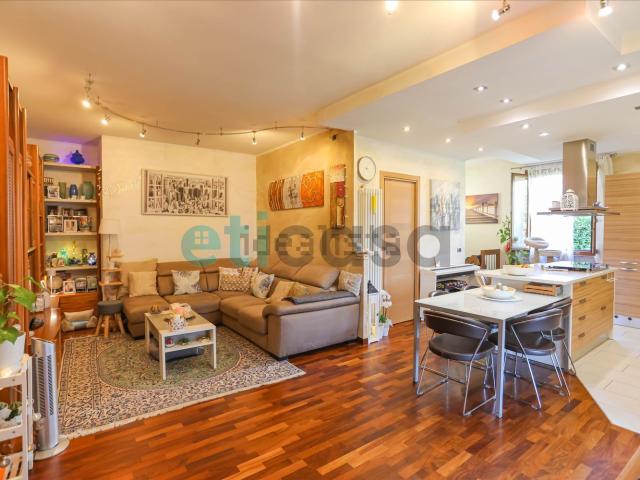 Appartamento in vendita di 164 m² in Via Alessandro da Caverzago, 25