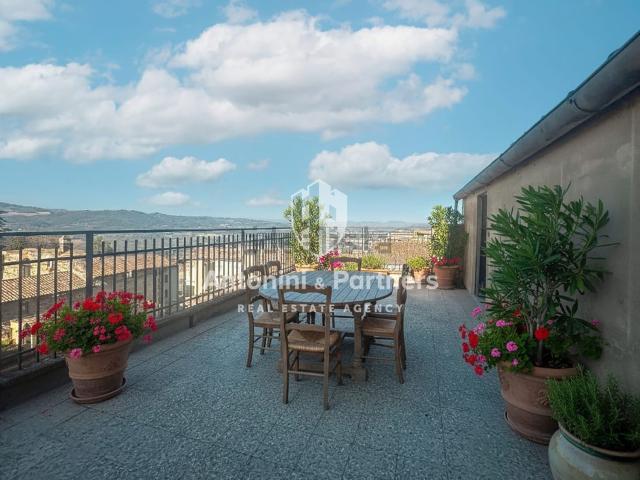 Appartamento in vendita di 164 m² in Via Augusto Ciuffelli