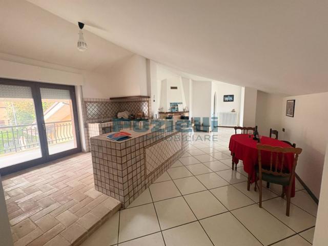 Appartamento in vendita di 164 m² in Via Giacomo Leopardi, 3