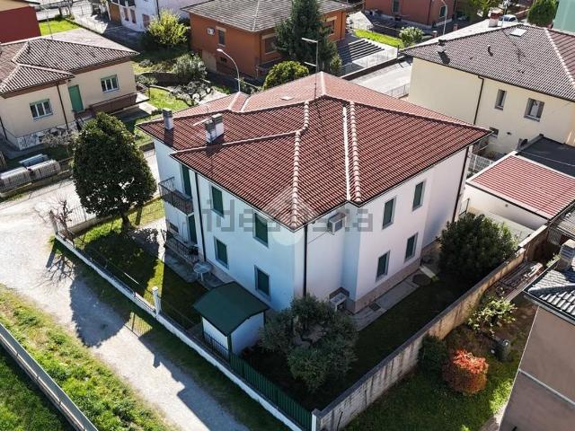 Appartamento in vendita di 165 m² in Via Giacomo Leopardi, 5