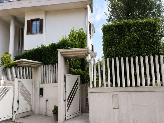 Appartamento in vendita di 167 m² in Via delle Orchidee, 26