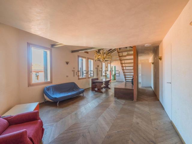 Appartamento in vendita di 167 m² in Calle de le Case Nove