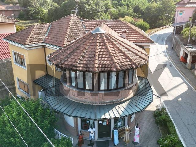 Appartamento in vendita di 170 m² in Via G. Marconi, 1
