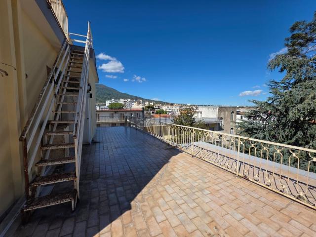 Appartamento in vendita di 170 m² in Via Carlo Poerio