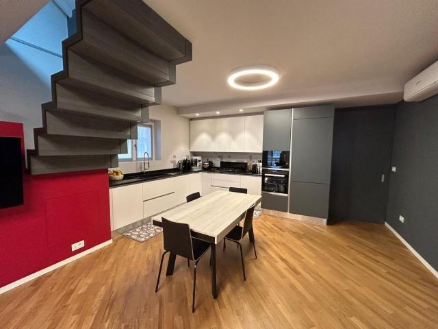 Appartamento in vendita di 170 m² in Via Andrea Vochieri