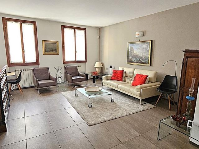 Appartamento in vendita di 170 m² in Via Giovanni Carnevali, 18