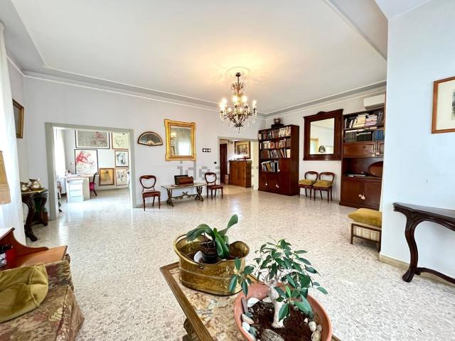 Appartamento in vendita di 170 m² in Viale Goffredo Mameli, 105