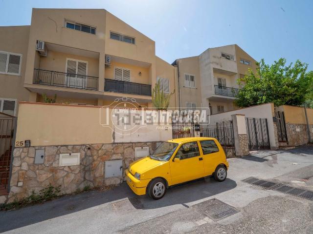 Appartamento in vendita di 170 m² in Via delle Viole, 1
