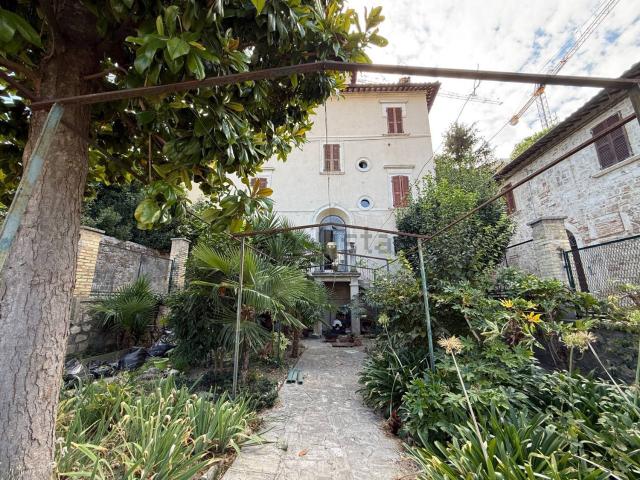 Appartamento in vendita di 170 m² in Via Flavia Guiderocchi